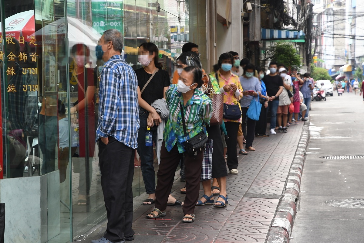 Hàng dài người xếp hàng - người dân liên tục đổ xô đến Yaowarat để bán vàng. Các cửa hàng vàng hết tiền mặt và phải thanh toán bằng séc.