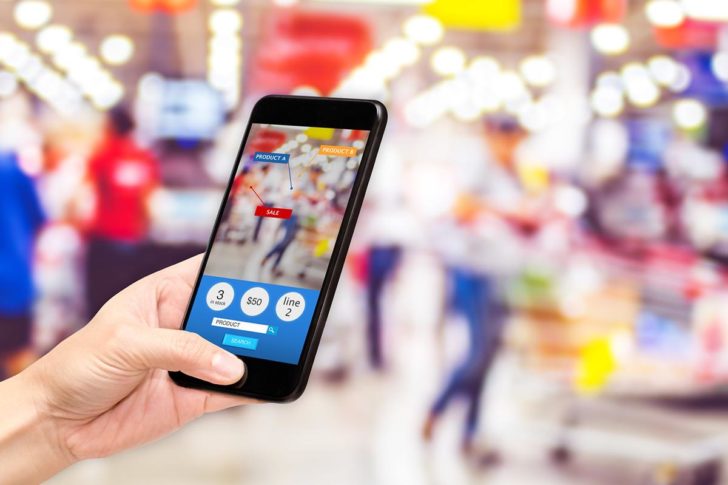 Hand hold mobile phone and using augmented reality ( AR ) app fo โทรศัพท์มือถือ