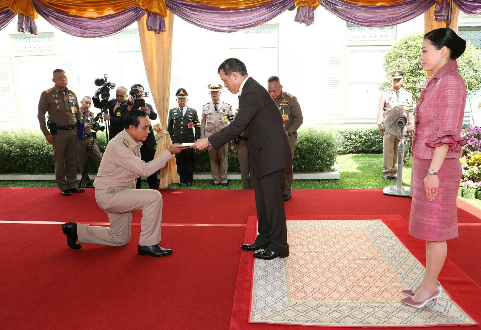 ในหลวงทรงให้นายกเข้าเฝ้าฯ รายงานสถานการณ์โควิด และรับพระราชทานอุปกรณ์การแพทย์