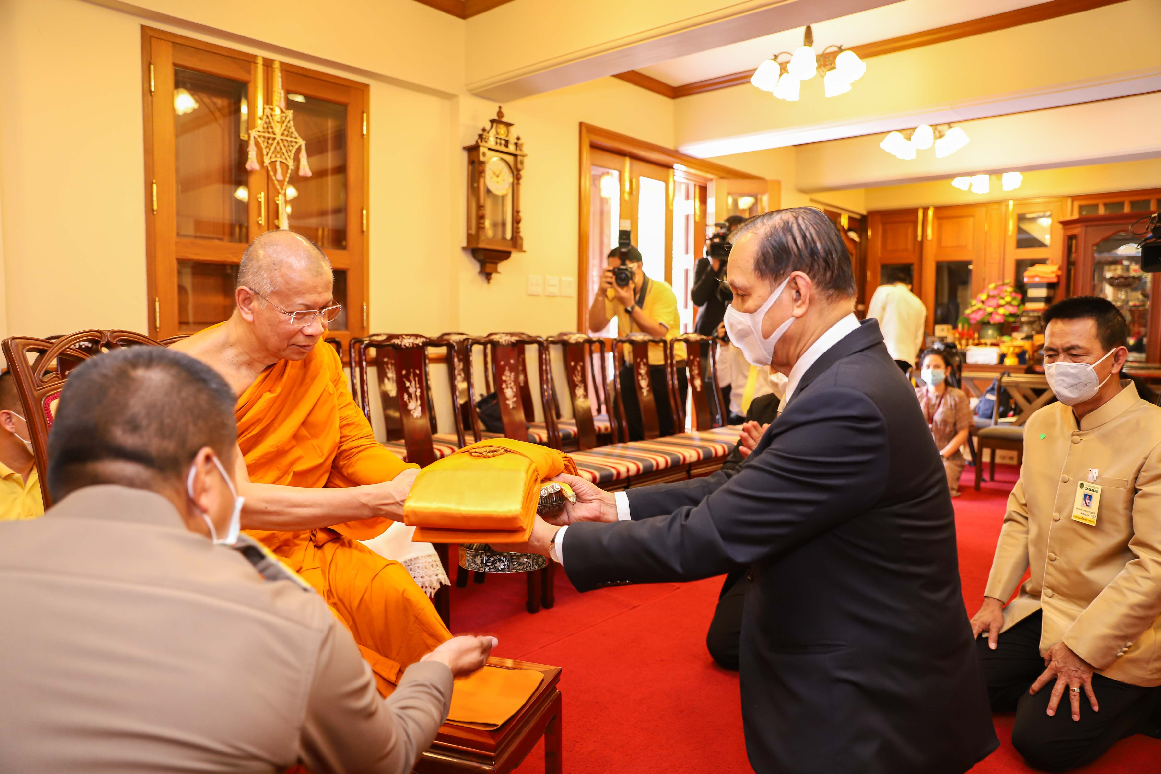 ซีพี ออลล์ ถวายปัจจัยแด่พระสงฆ์ยุควิกฤตโควิด-19