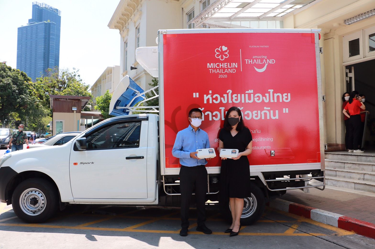 “ททท.-มิชลิน” ส่งมอบอาหารระดับดาวมิชลินให้บุคลากรทางการแพทย์ รพ.จุฬาฯ
