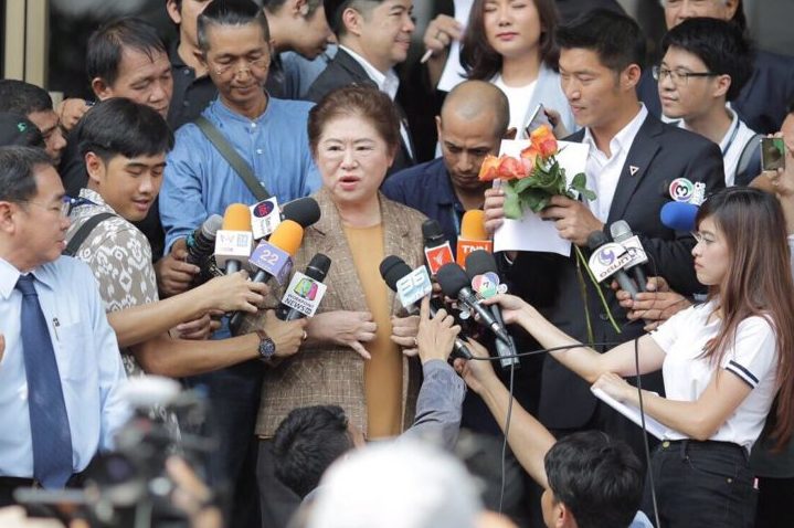 “สมพร” เศรษฐีนี-แม่ “ธนาธร” รอจดหมายจากนายกฯเก้อ หอบเงินบริจาค รพ.ราชวิถี