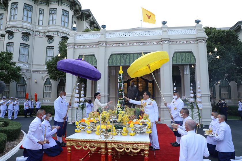 ในหลวงทรงบวงสรวงพระบรมรูป ร.9 เพื่ออัญเชิญไปประดิษฐาน ณ ปราสาทพระเทพบิดร