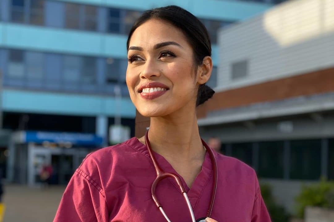“มิสอังกฤษ” ถอดมงกุฏมาเป็นหมอ ช่วยรับมือวิกฤตโควิด-19 ระบาดในประเทศ