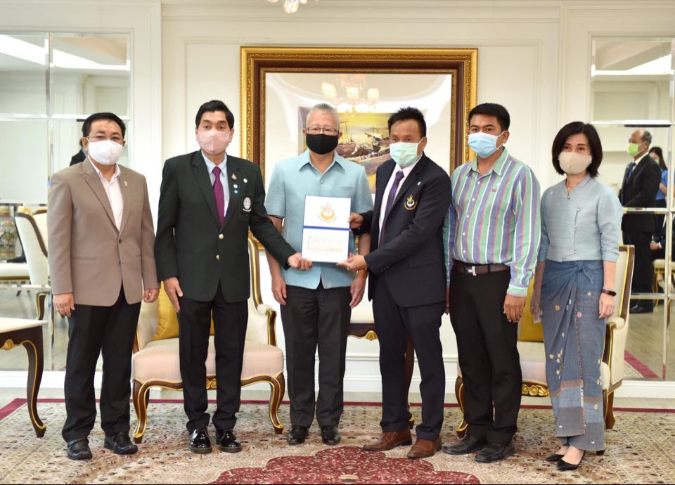 โรงสีข้าวผนึกผู้รวบรวมและจำหน่ายเมล็ดพันธุ์ มอบเงิน 4 ล้านบาท ช่วยแก้โควิด-19
