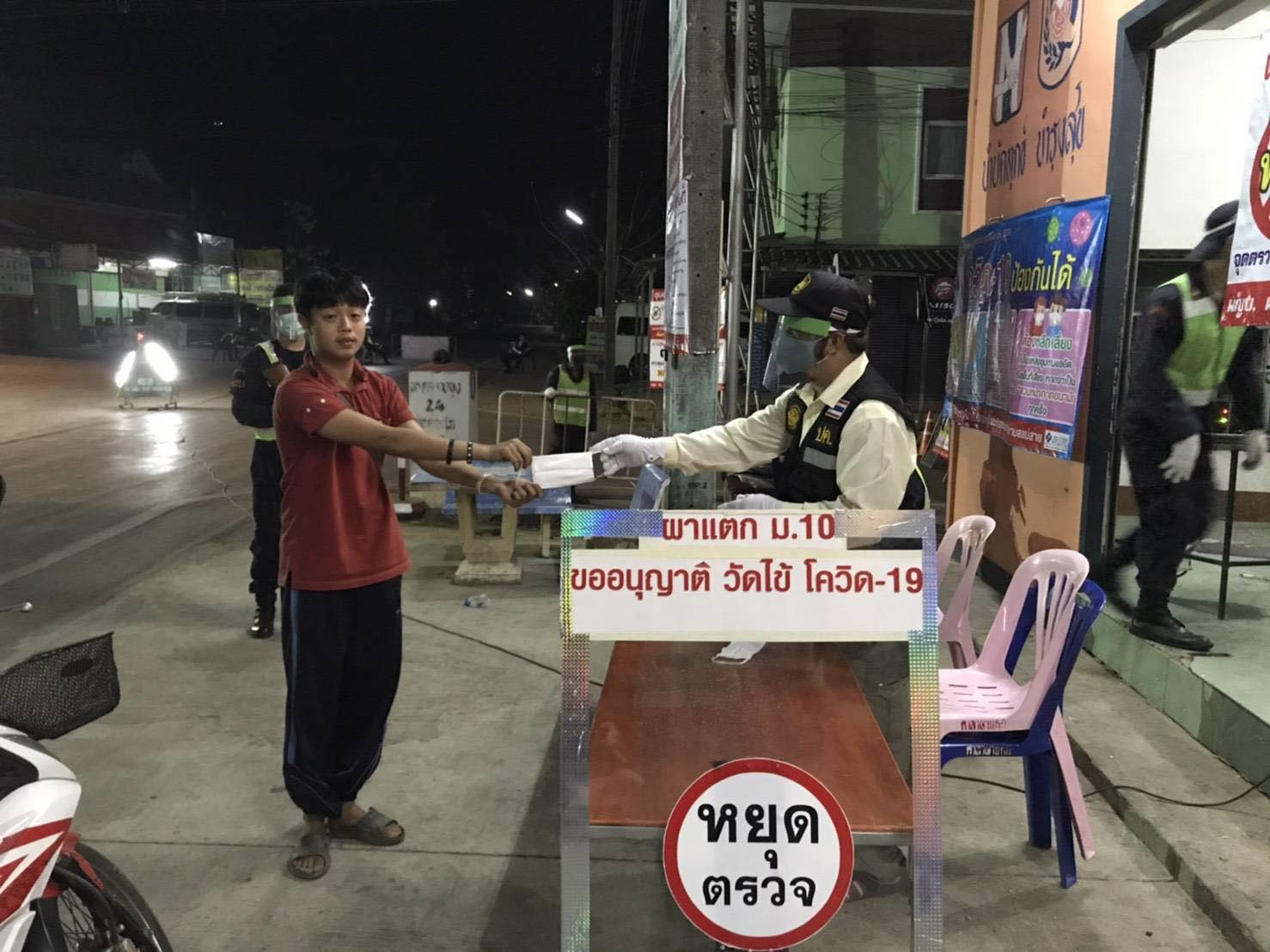จังหวัดเชียงรายเมินสั่งปิด 99 โรงแรม หลังสมาคมสหพันธ์ท่องเที่ยวยื่นหนังสือถึงผู้ว่าฯ หวังรัฐสั่งปิดได้สิทธิ์รัฐเยียวยาพนักงาน