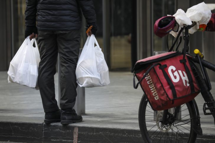 Governor Cuomo Renews Call For Plastic Bag Ban In New York State ฟู้ดดีลิเวอรี่สุดฮอต นาทีทองถุง-โฟม คืนชีพ