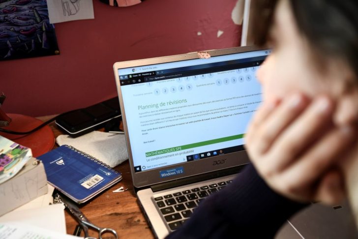 FRANCE-HEALTH-VIRUS-EDUCATION-INTERNET