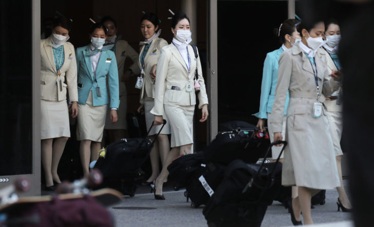 Flight Crews Wear Protective Gear For International Flights พนักงานโคเรียนแอร์ถูกพักงาน 6 เดือน ผลจากการระบาดของโควิด-19