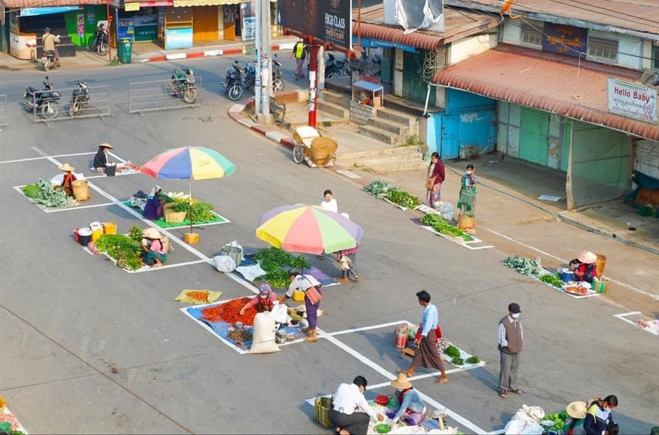 ชมภาพ ชาวเมียนมาซื้อของในตลาดแบบเว้นระยะห่างทางสังคม