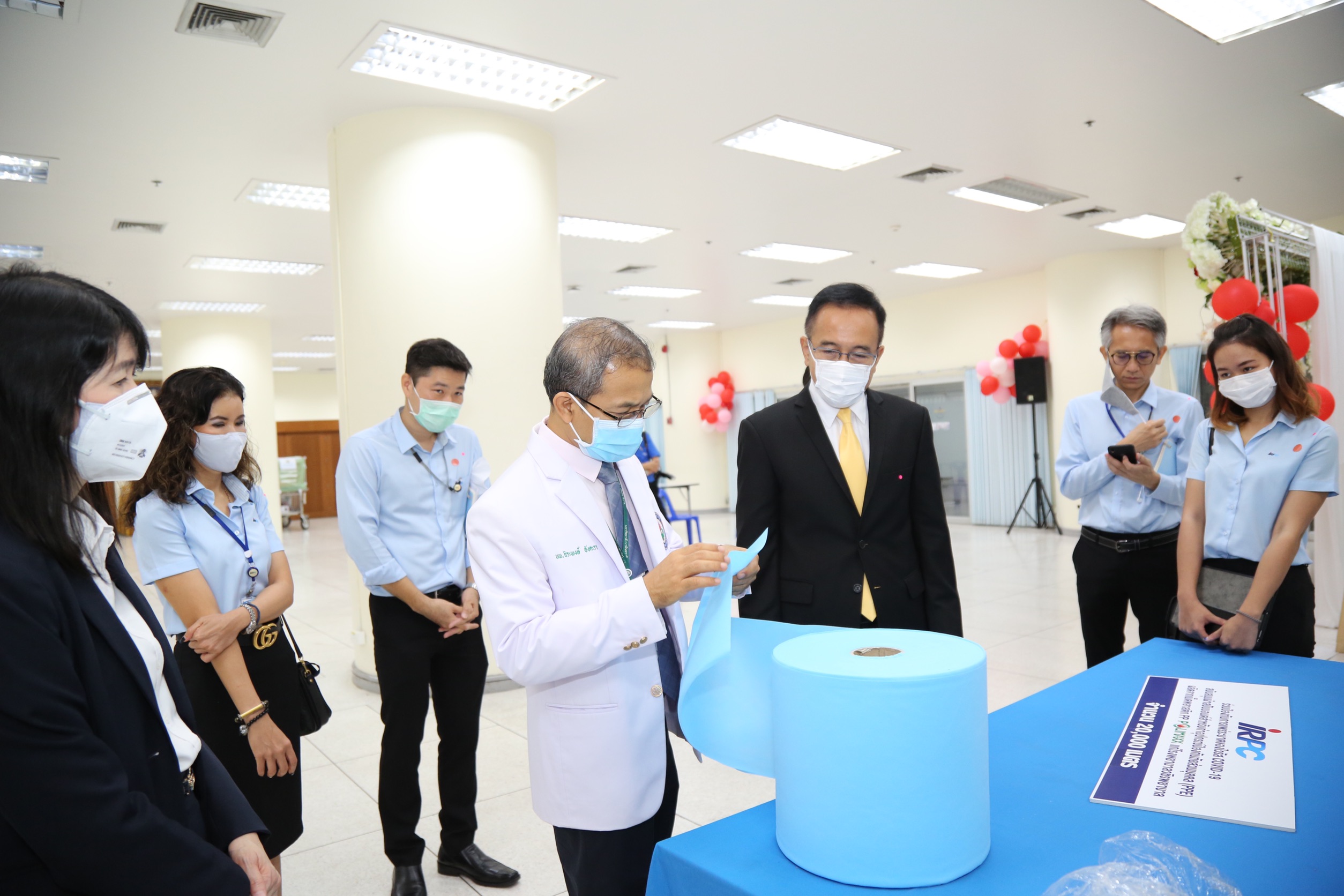 IRPC มอบผ้าสปันบอนด์ให้ รพ.วชิรพยาบาล ตัดชุด PPE ต้านภัยโควิด-19