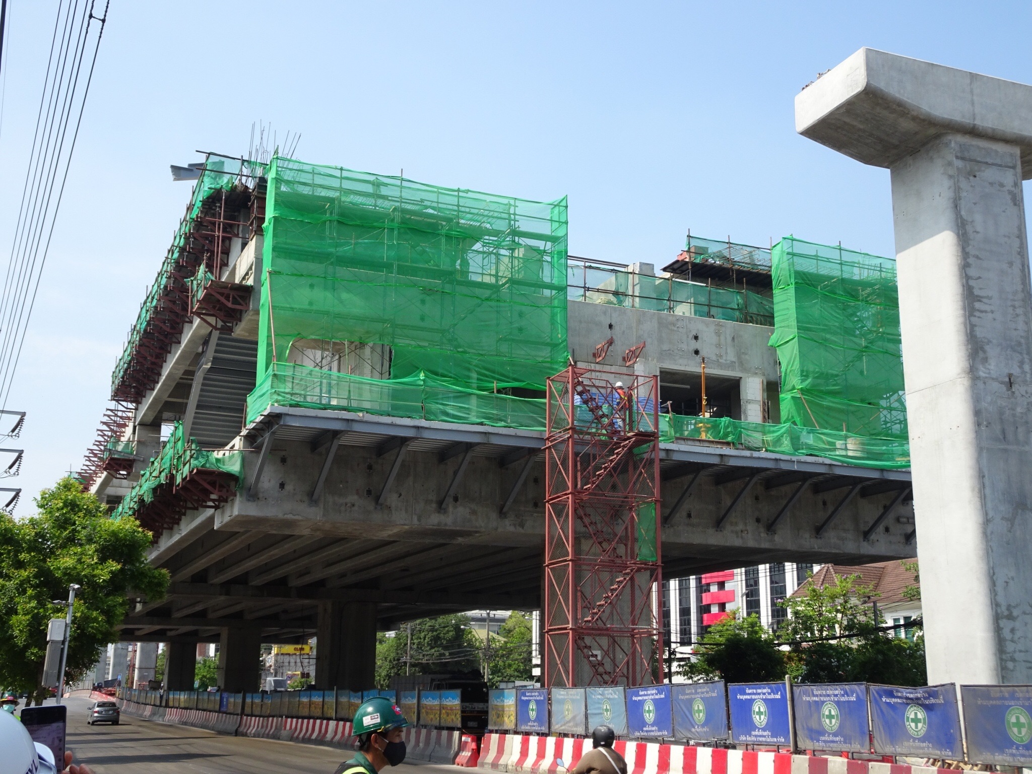 รถไฟฟ้าสายสีเหลือง”ลาดพร้าว-สำโรง”สร้างคืบ 55.67% ปลายปีนี้รถขบวนแรกถึงไทย