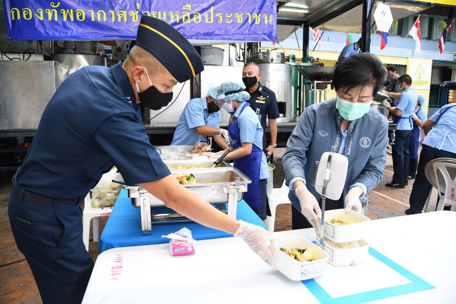 ภาพจัดระเบียบแจกอาหารที่โรงเรียนวัดดอนเมือง-ประชาชนนำภาชนะมาเอง