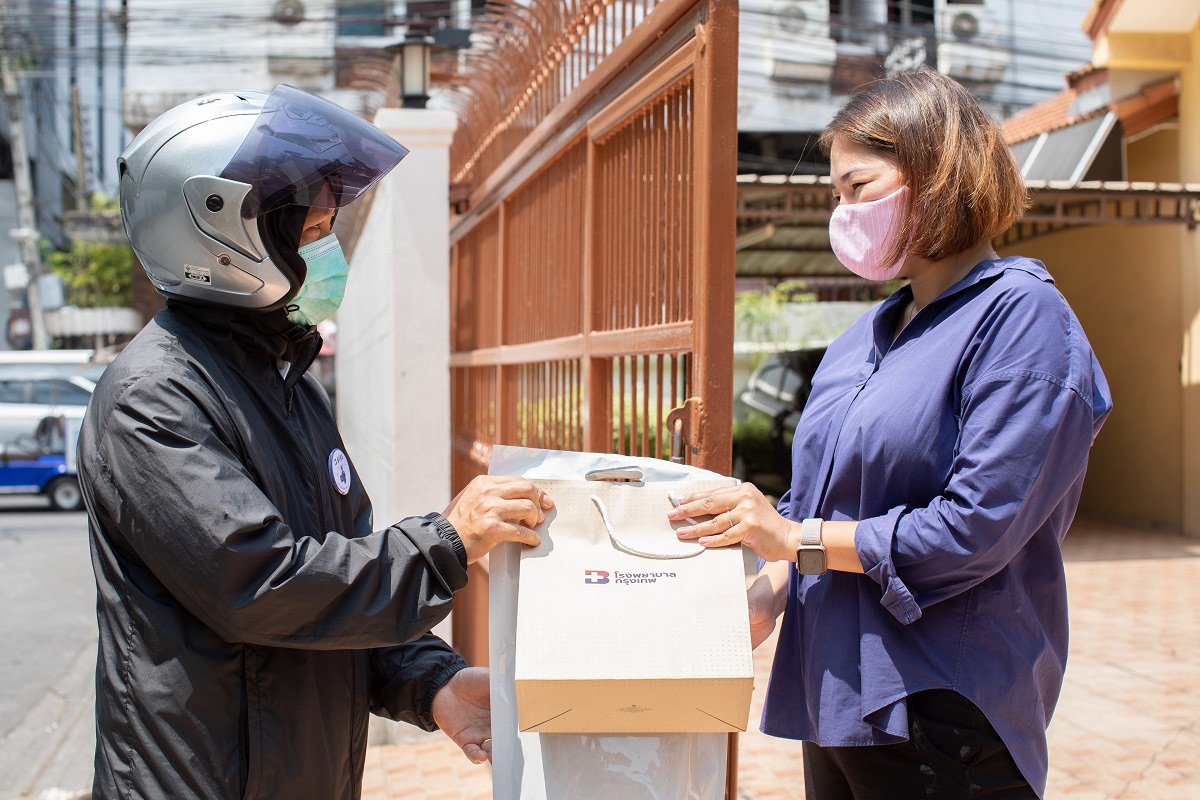 ธุรกิจ “รพ.เอกชน” คึกคักแข่ง “เดลิเวอรี่” เจาะเลือด-ฉีดวัคซีน-ส่งยาถึงบ้าน