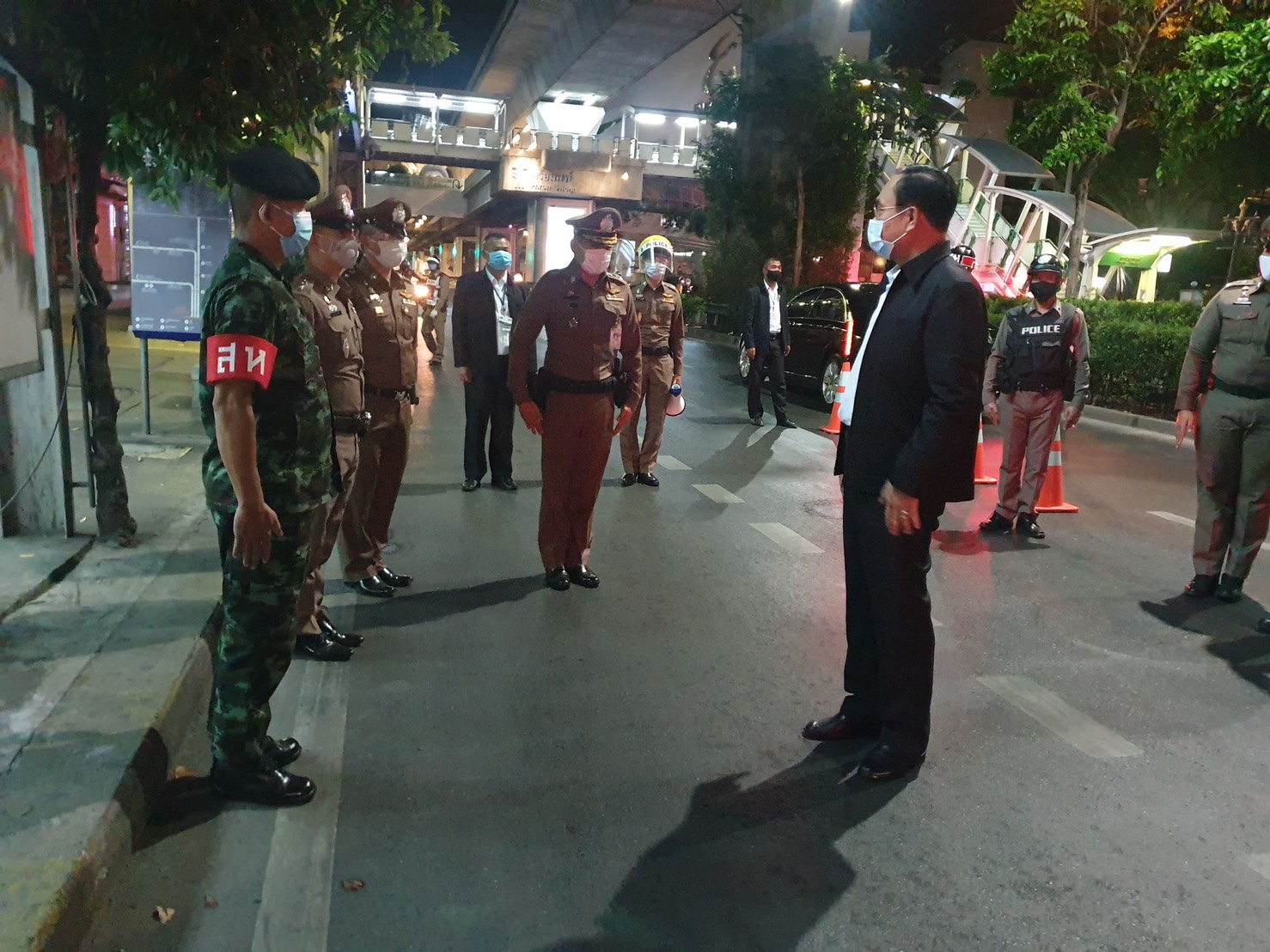 “ประยุทธ์” เยี่ยมด่านเคอร์ฟิวกลางดึก ให้กำลังใจเจ้าหน้าที่ (คลิป)