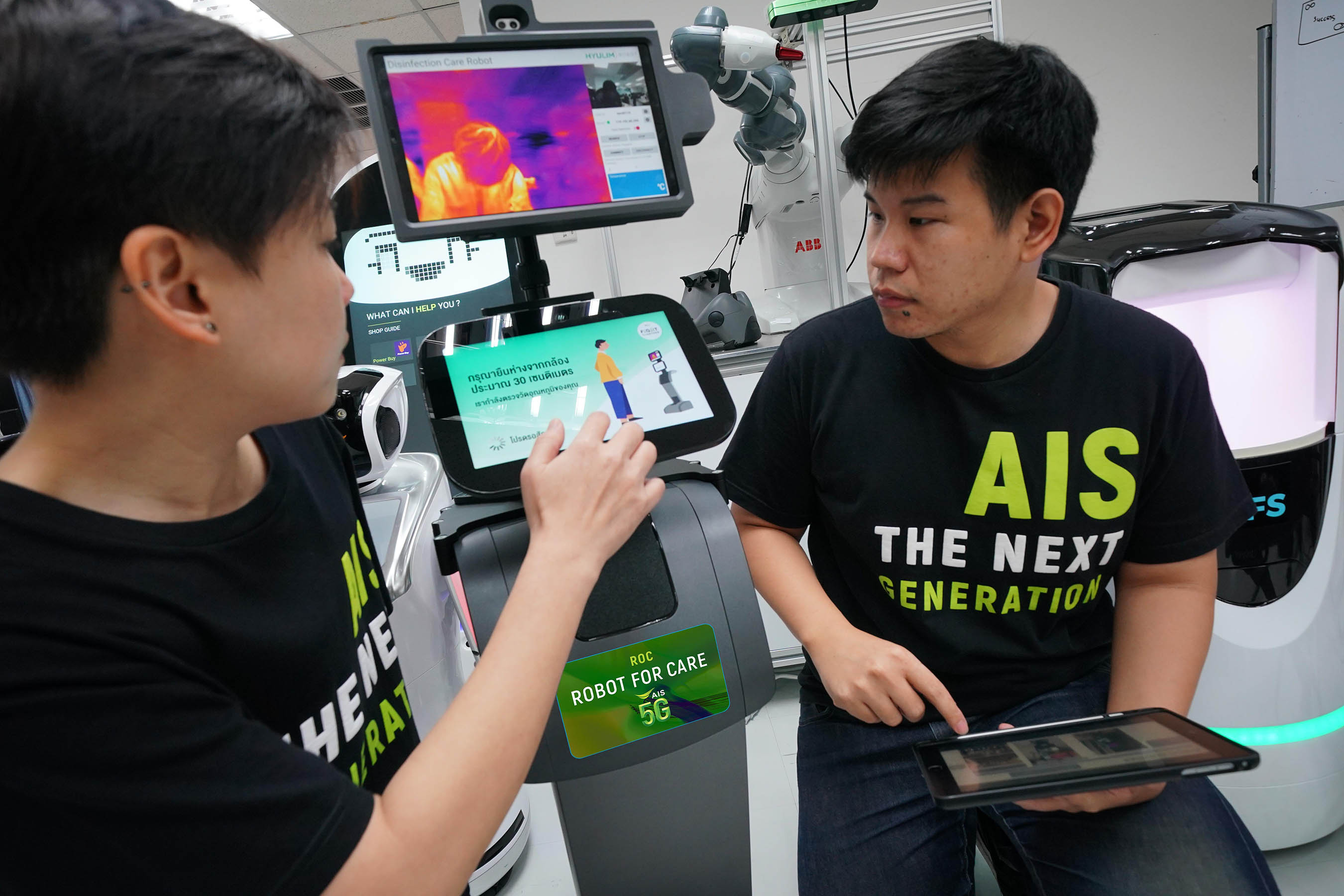 5G ที่จับต้องได้จริง! “AIS ROC” หุ่นยนต์ช่วยคุณหมอสู้โควิด (คลิป)