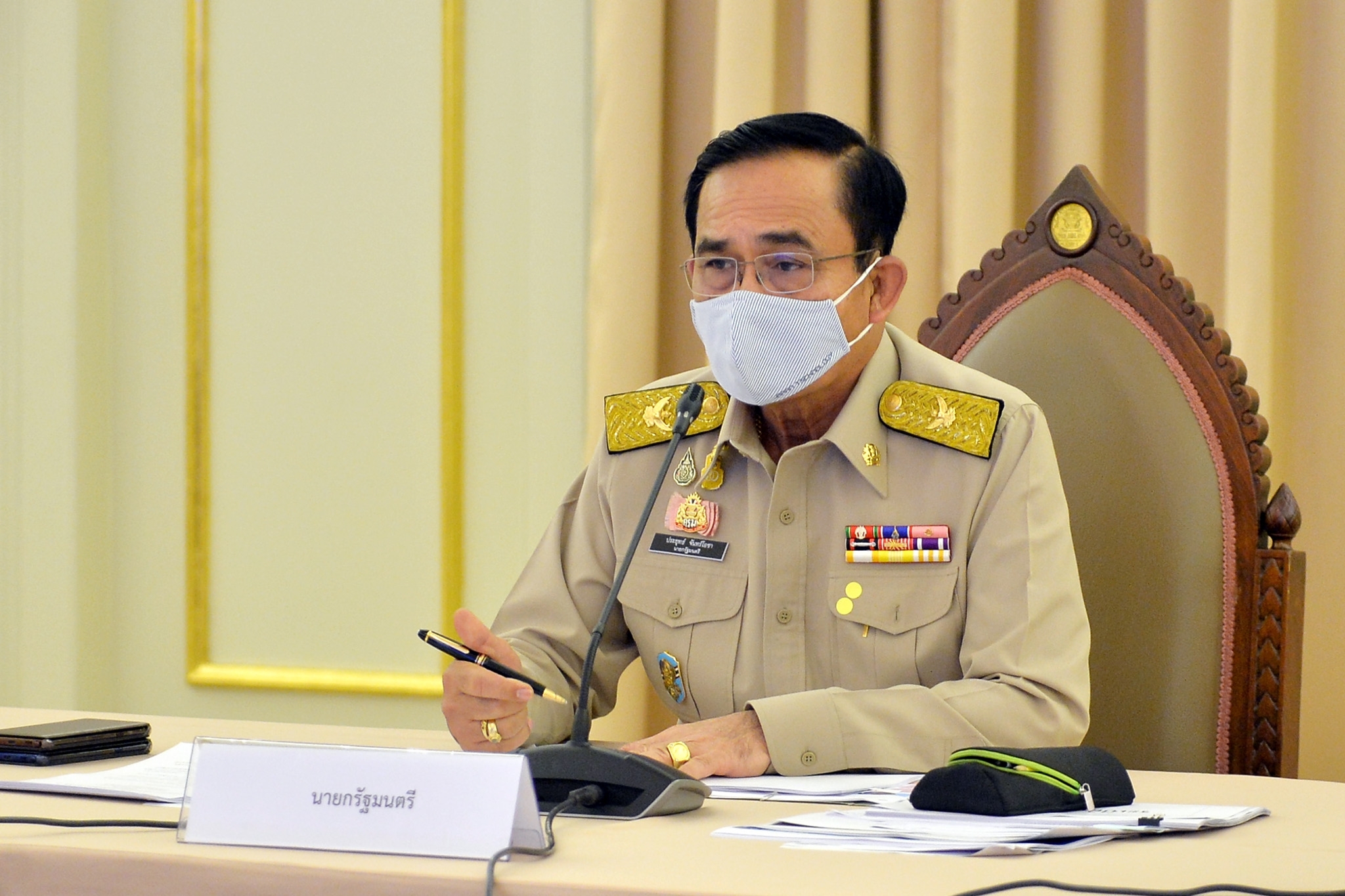 “ประยุทธ์” ลั่น พ.ร.ก.ฉุกเฉิน ยังจำเป็น สั่ง 10 หัวหน้าศูนย์ ศบค. ถกเอกชน หามาตรการคลายล็อกดาวน์