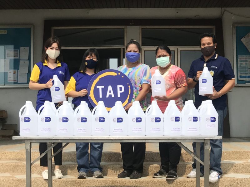 กลุ่ม ‘ทีเอพี’ ร่วมบริจาคแอลกอฮอล์ 70% แจกจ่ายให้ชุมชน-ด่านตรวจ จ.นนทบุรี