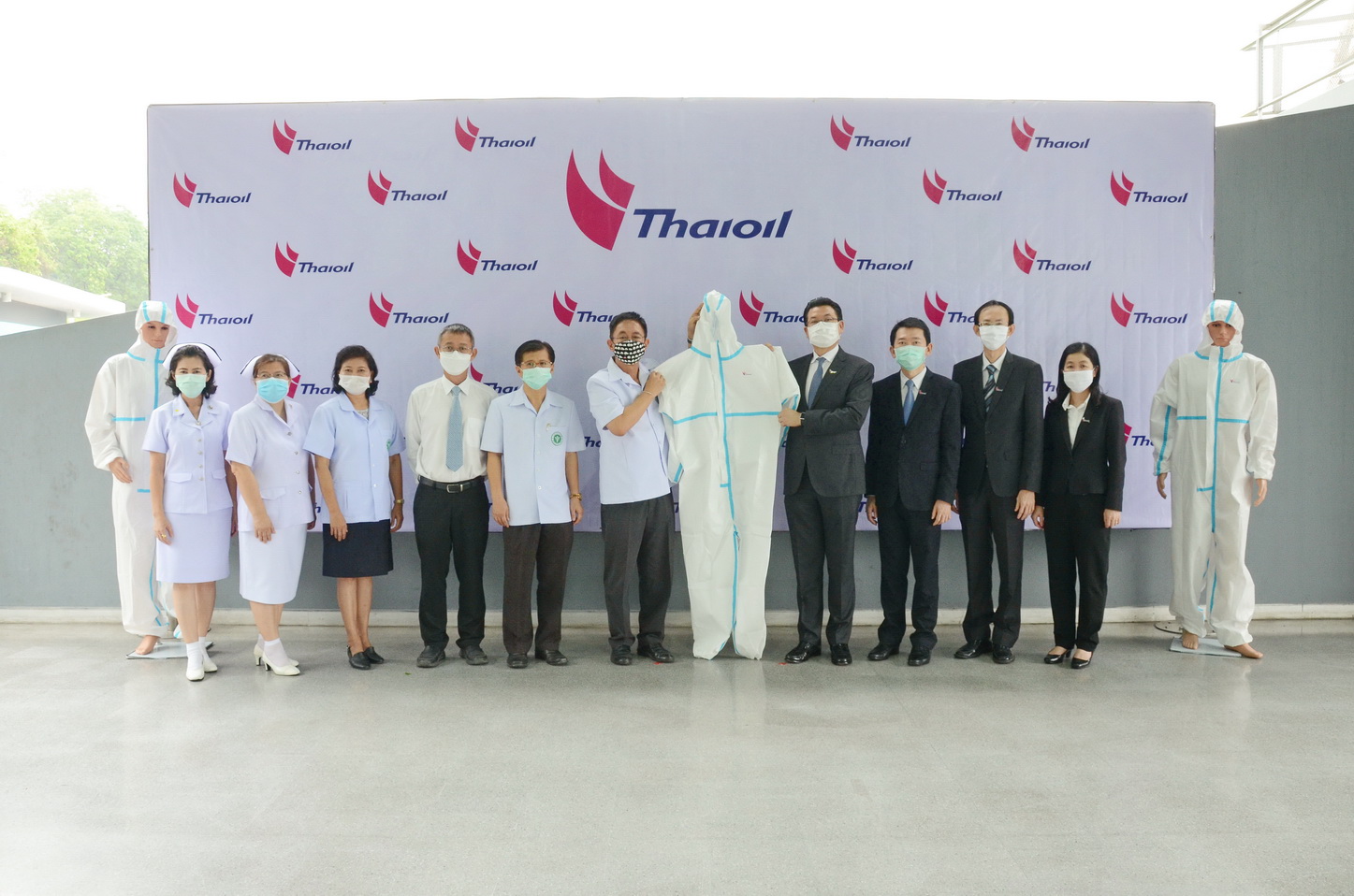 “ไทยออยล์” มอบชุดคลุมป้องกันการติดเชื้อ ให้โรงพยาบาลในพื้นที่ชลบุรี