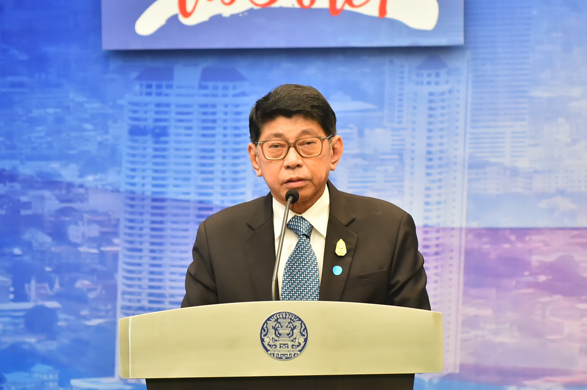“วิษณุ” แย้ม ขยายเวลาเคอร์ฟิว – ให้ยึดตามอำนาจผวจ.ประกาศ