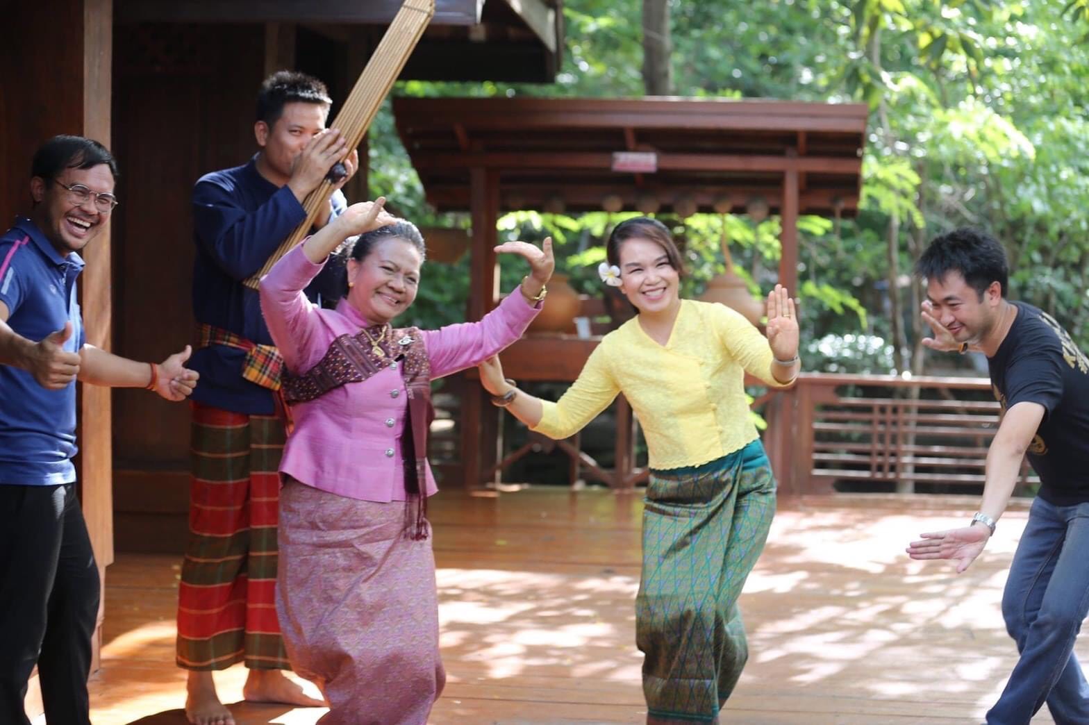 โควิดทำหมอลำอีสาน 4 พันคนเคว้งไร้งาน
