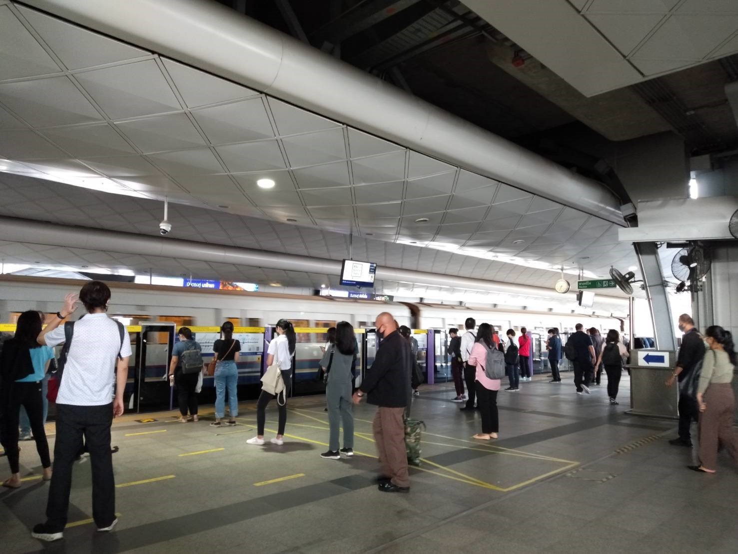 MRT คุมเข้มมาตรการรักษาระยะห่างทางสังคม (Social Distancing) โดยจัดลำดับการเข้าใช้บริการ