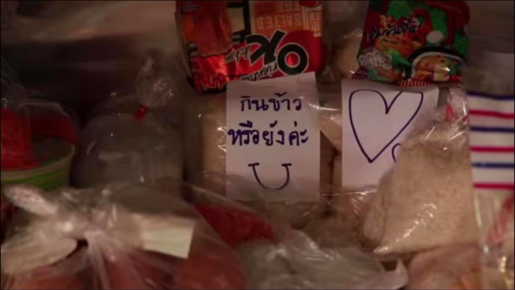 ภาพอาหารและขนมปังในตู้ปันสุข