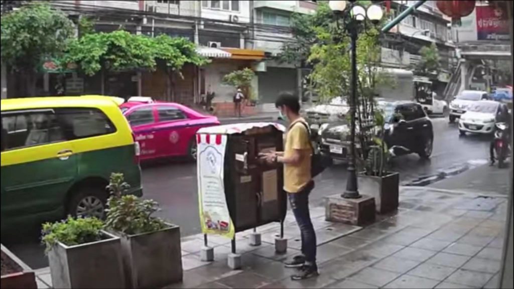 ภาพผู้นำอาหารแบ่งปันผู้ที่ประสบความลำบากในช่วงโควิด-19 ระบาด