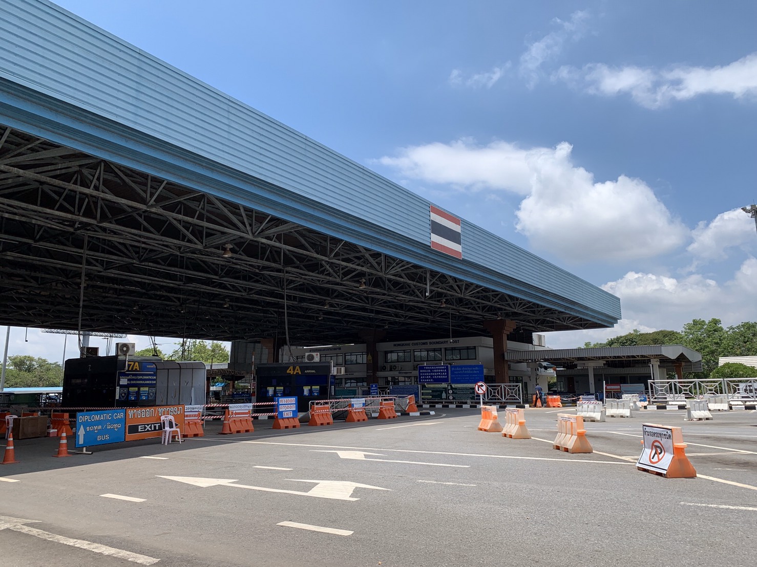 ด่านสะพานมิตรภาพไทย-ลาวเข้ม คนไทยตกค้างทะลุ 300 คน
