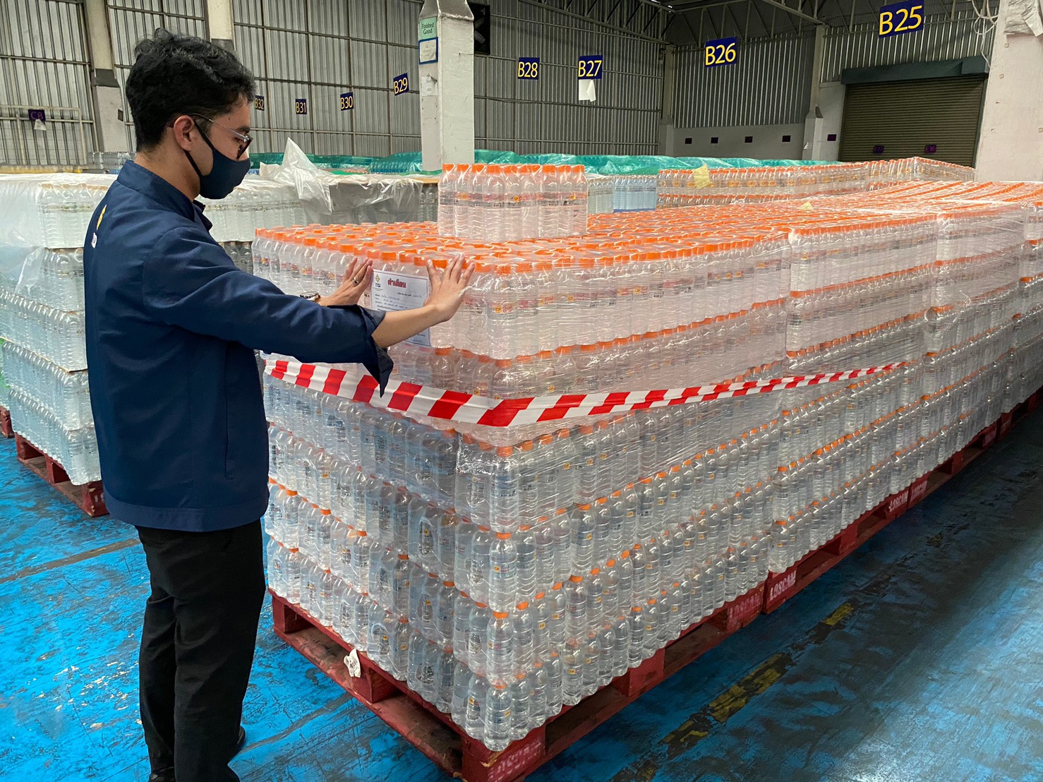 บุกยึดน้ำดื่ม “ซีพีเฟรชมาร์ท” 3,000 ขวด แสดงเครื่องหมาย มอก. ไม่ได้รับอนุญาต