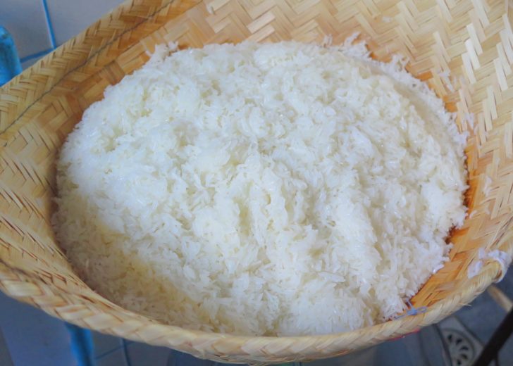 ข้าวเหนียวเขี้ยวงูนึ่งร้อนๆ