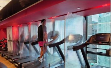 โซเชียลแชร์ภาพฟิตเนสตั้งฉากใสกั้นบนลู่วิ่ง ป้องกันโควิด-19