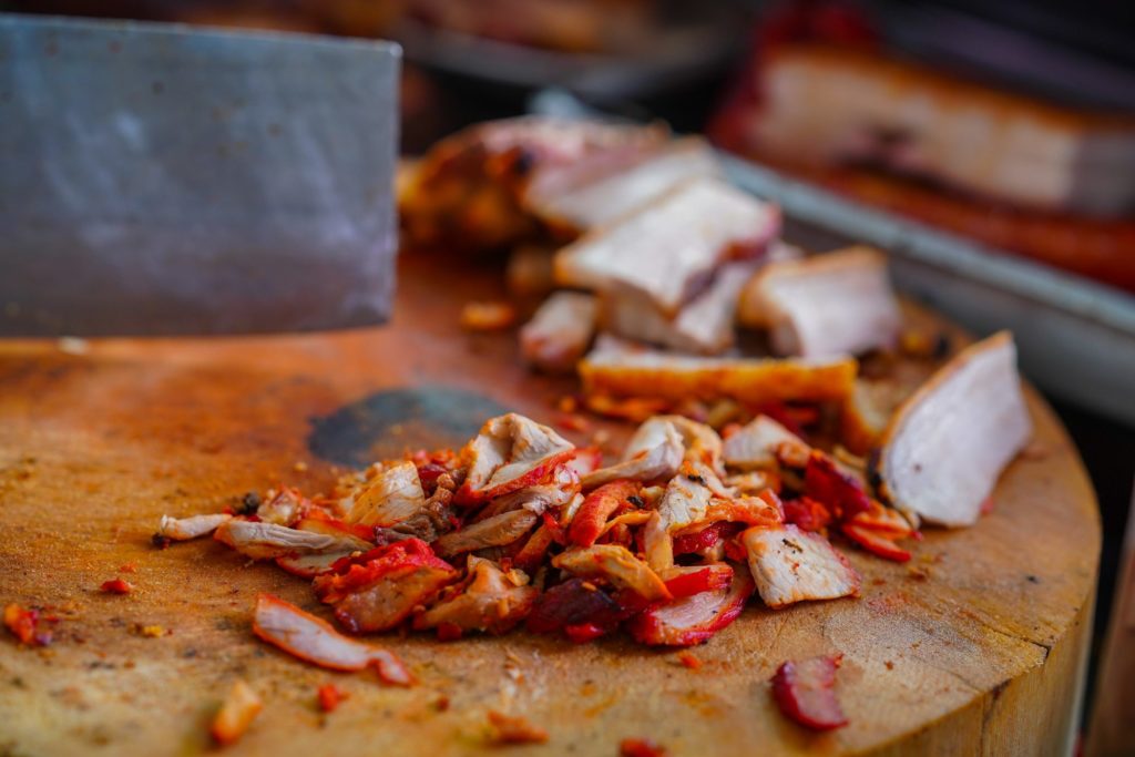 เจ้าของร้านข้าวหมูแดงเตาถ่าน ‘สีมรกต’ เผยเคล็ดขายดียุคโควิด