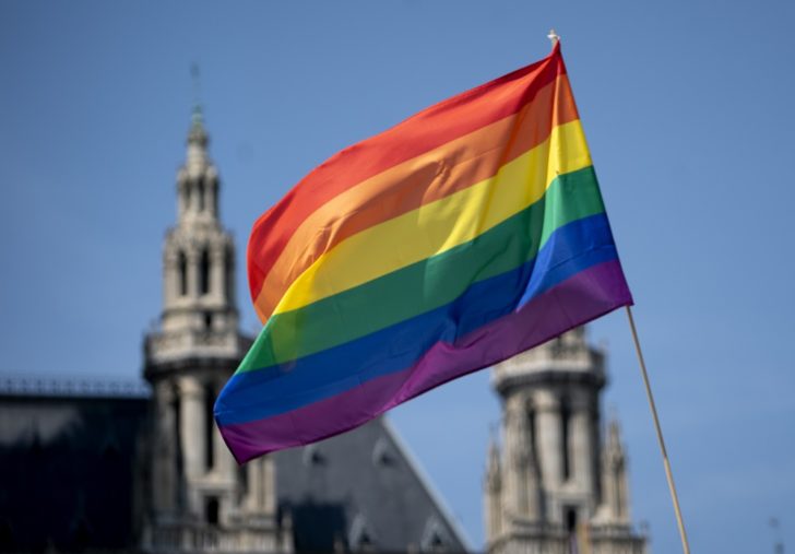 งานไพรด์-ธง LGBT- LGBTQ+ ธงสีรุ้งโบกสะบัด