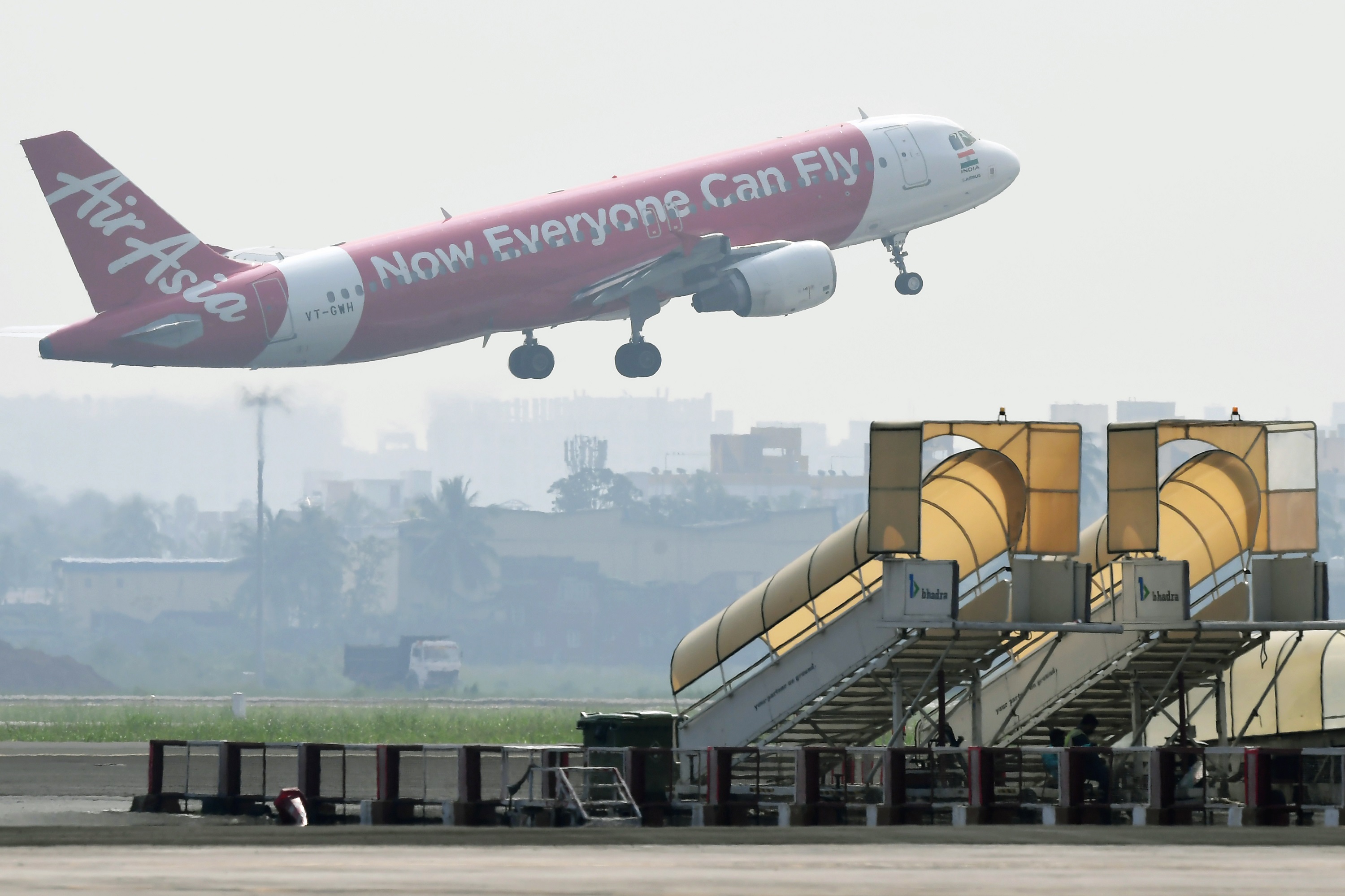 แอร์เอเชีย รุกยึดสุวรรณภูมิ ชิงเกม ‘บินไทย’ เพลี่ยงพล้ำ