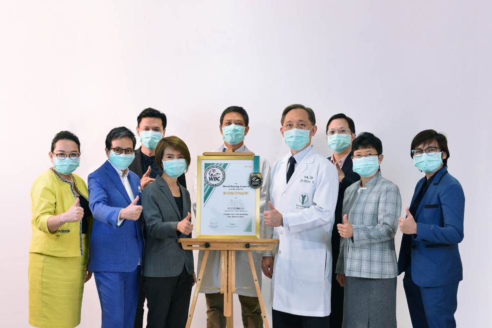 แพทย์บำรุงราษฎร์ของไทย รับรางวัลเกียรติยศ “Heroes of Humanity”ในฐานะตัวแทนนักรบชุดขาว