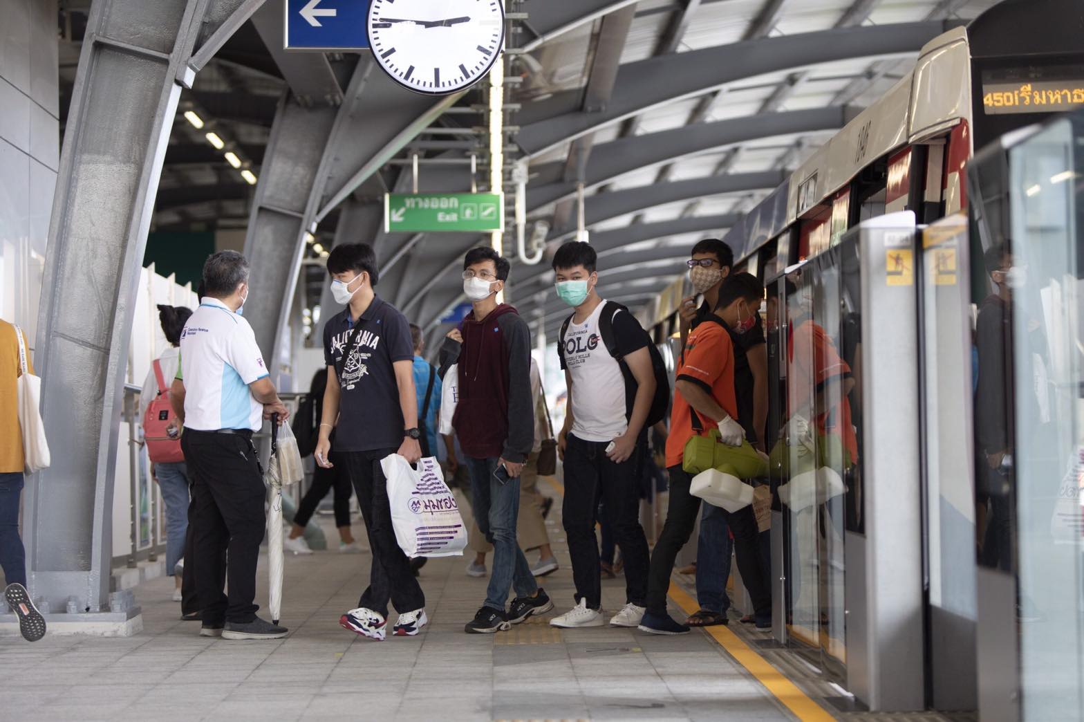 6 ปีที่รอคอย! คนกรุงแฮปปี้นั่งฟรีรถไฟฟ้าถึง “วัดพระศรีฯ” อ้อนลดค่าตั๋ว 65 บาท