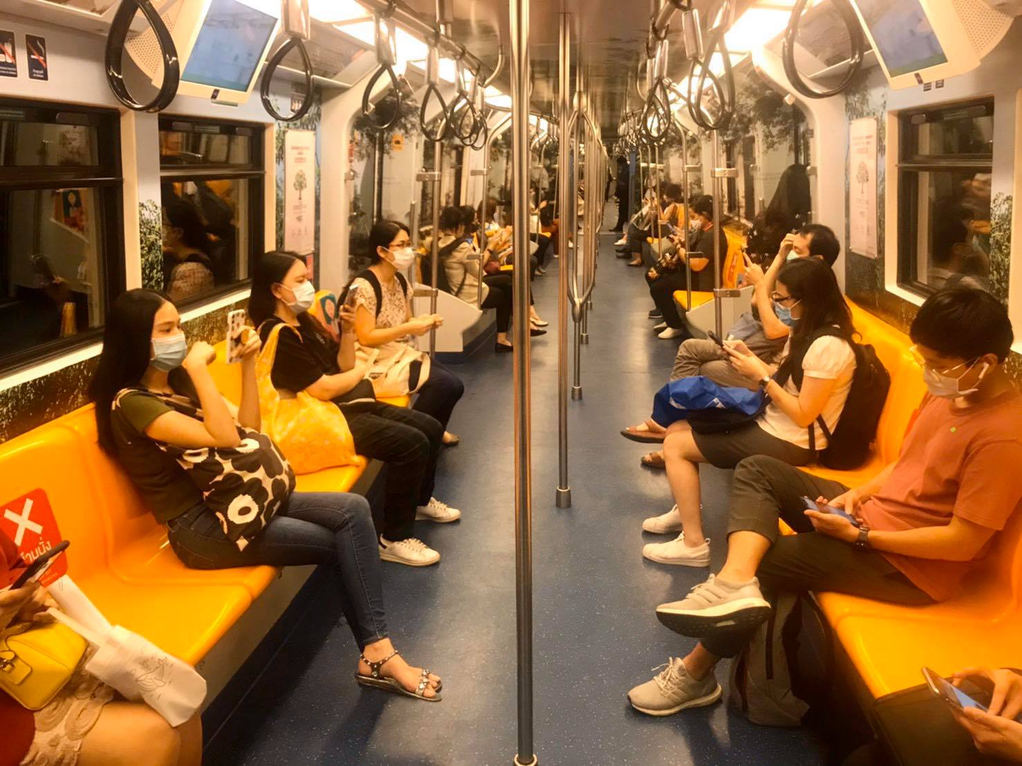 ก.ค.อนุโลมนั่งติดกันบนรถไฟฟ้าได้แต่ต้องสวมหน้ากากตลอดเวลา