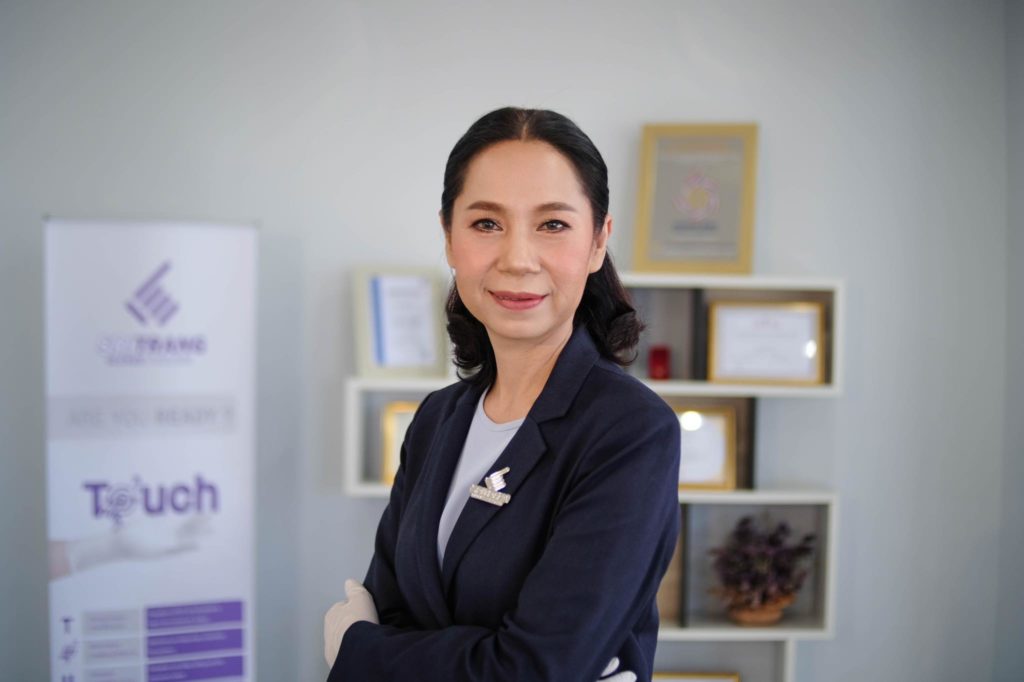 นางสาวจริญญา จิโรจน์กุล กรรมการผู้จัดการใหญ่ ศรีตรังโกลฟส์