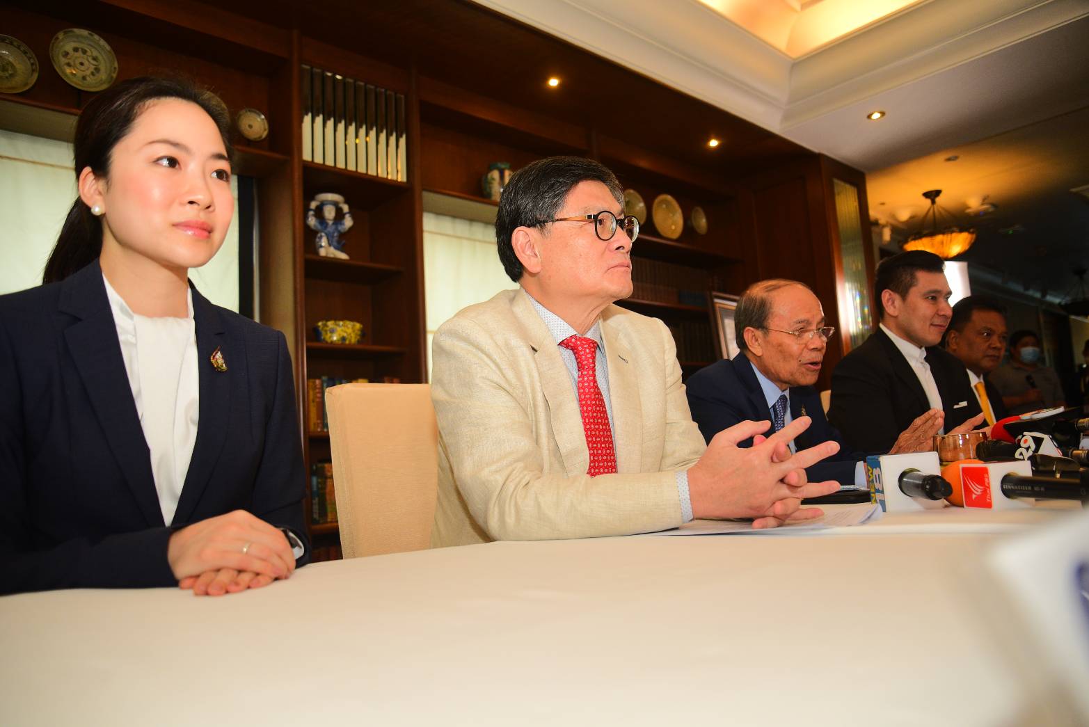“หม่อมเต่า” ลาออกทุกตำแหน่งใน “พรรคสุเทพ” ชงชื่อ “เอนก” นั่งรมว.แรงงานแทน