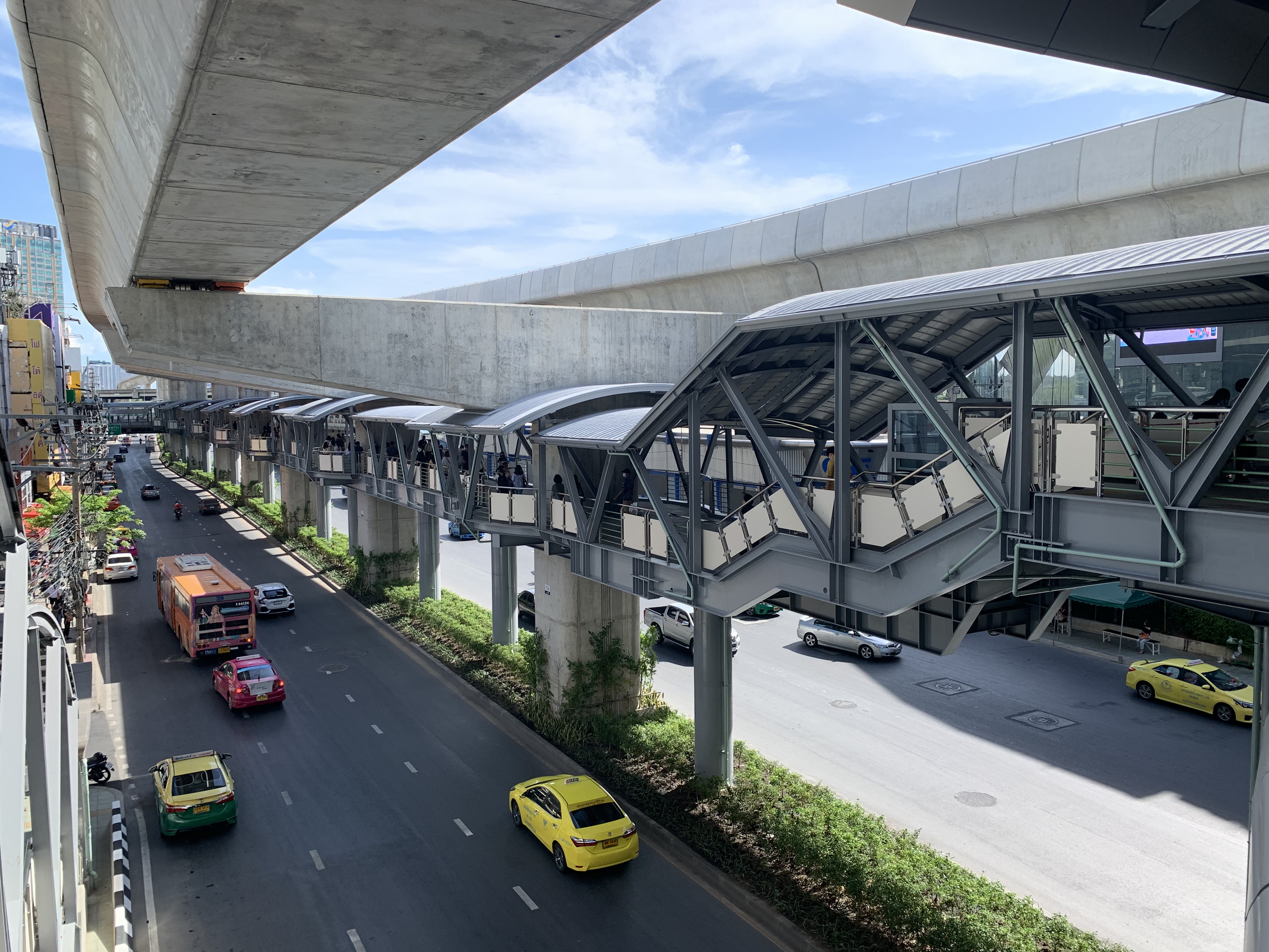 เลาะรถไฟฟ้า “ลาดพร้าว-คูคต” สกายวอล์กพรึ่บ “เซ็นทรัล” ซุ่มผุด “มอลล์”