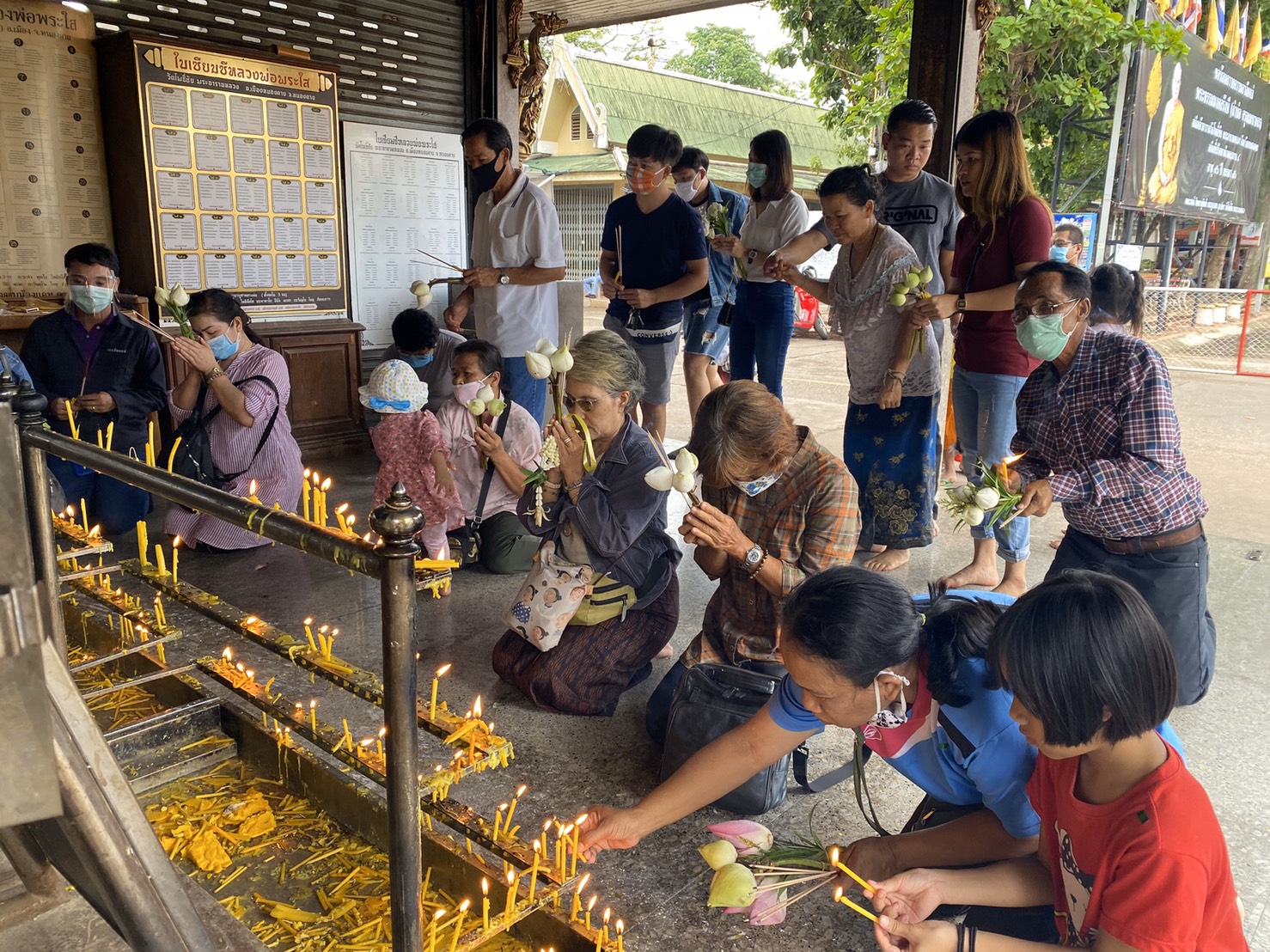 ชาวไทย-เทศแห่เที่ยว”หนองคาย” ทำบุญไหว้ ”หลวงพ่อพระใส” แน่นวัด