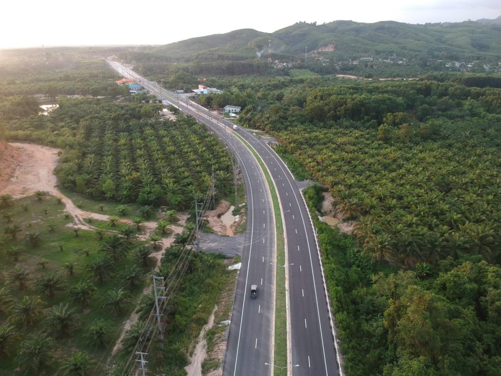 ภาพมุมสูง ถนน 4 เลน "ตะกั่วป่า-ท้ายเหมือง"