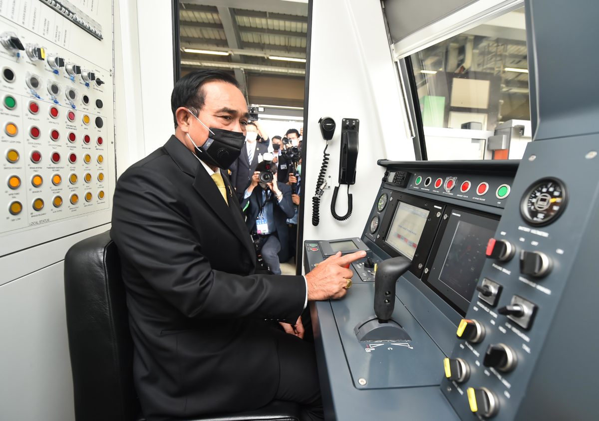 ‘ประยุทธ์’ กดแตรรถไฟฟ้าเอาฤกษ์เอาชัยเปิดใช้ BTS “หมอชิต-วัดพระศรี”