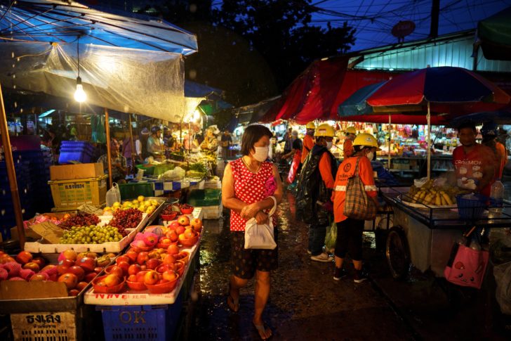 ประชาชนเดินตลาดในช่วงเช้า ประชาชนเดินตลาดในช่วงเช้า