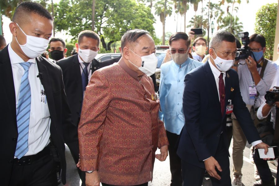 “ประวิตร” ตอบคำถามนั่งแท่นหัวหน้าพรรค พปชร. รอที่ประชุมใหญ่