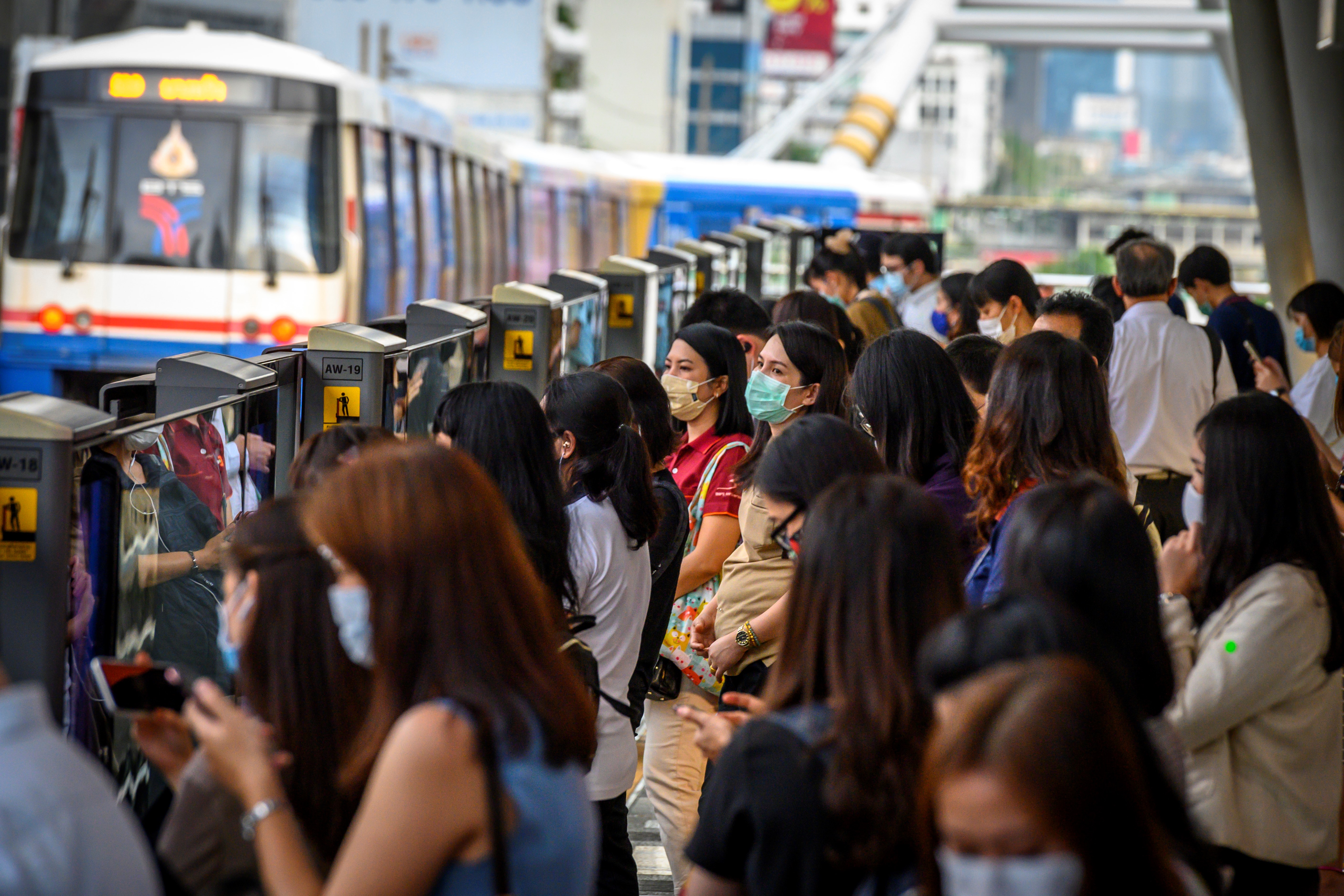ศุกร์ปลายเดือน-ฝนตกช่วงเย็น คนขึ้นรถไฟฟ้าสูงสุด ตั้งแต่โควิดระบาด