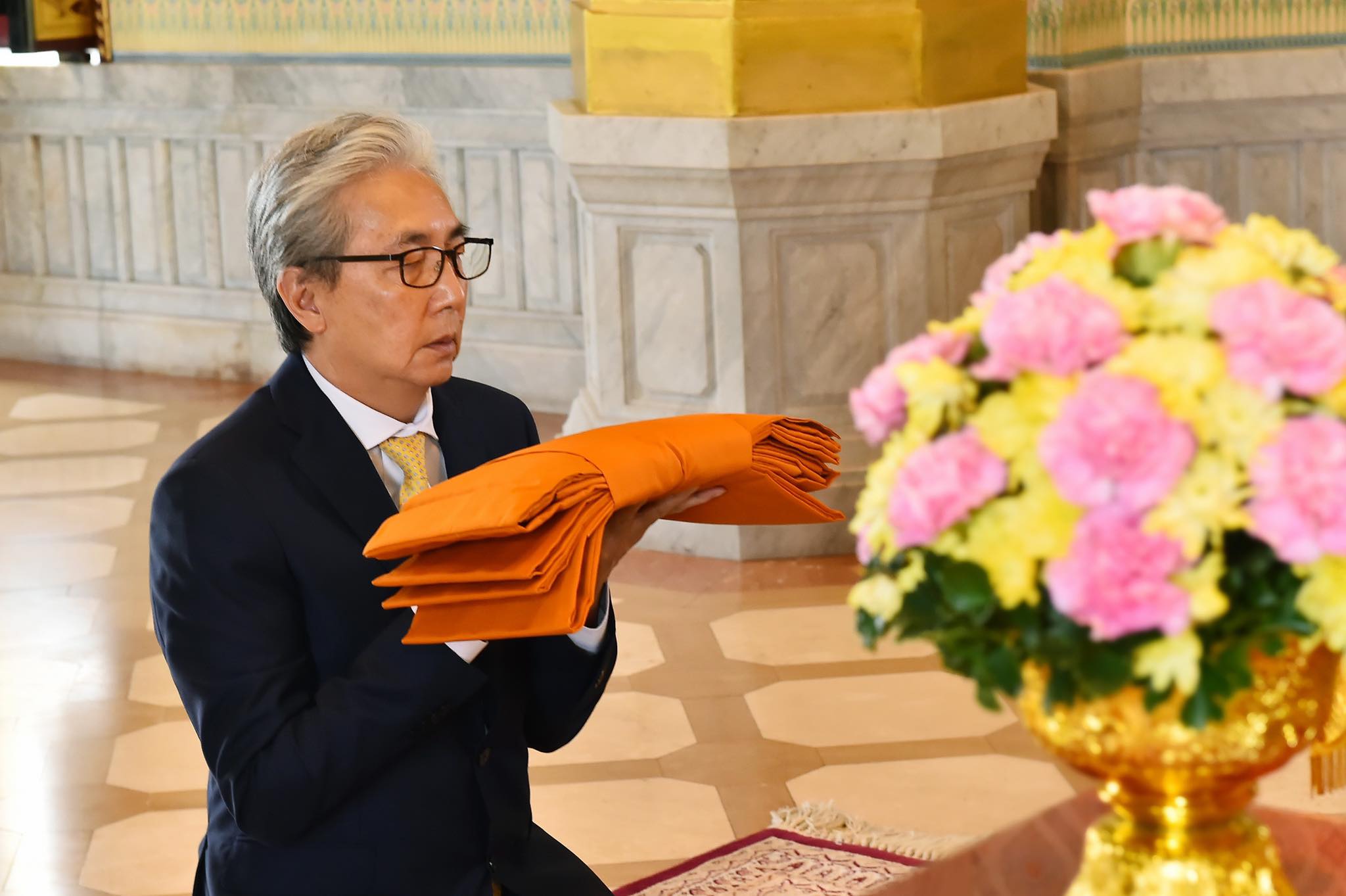 “สมคิด” เข้าวัดทำบุญ ก่อนรัฐมนตรี 4 กุมาร แถลงการณ์ลาออก