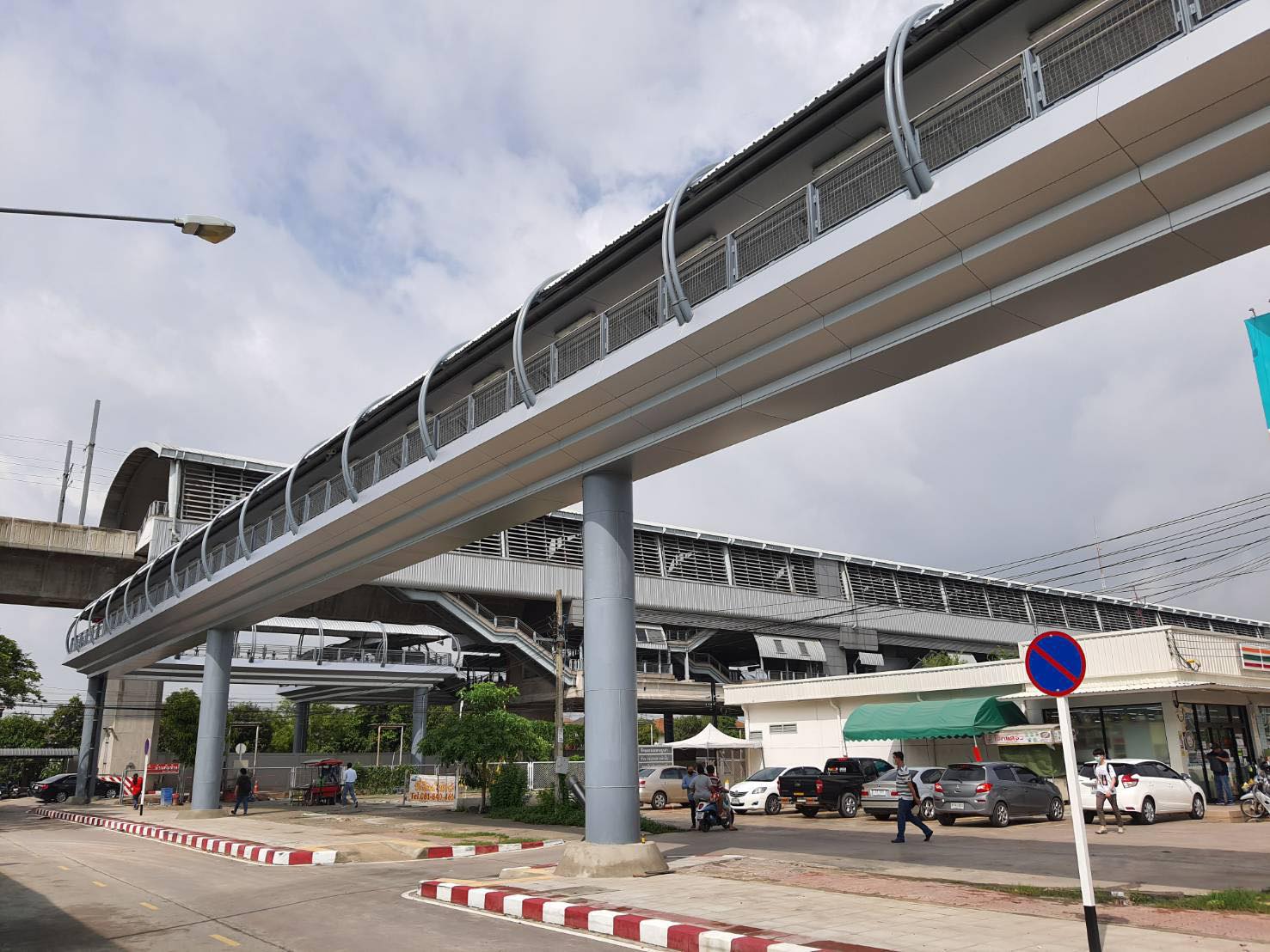 “แอร์พอร์ตลิงก์” เปิดใช้ทางเดินลอยฟ้า “สถานีบ้านทับช้าง” เชื่อมสะพานลอยมอเตอร์เวย์