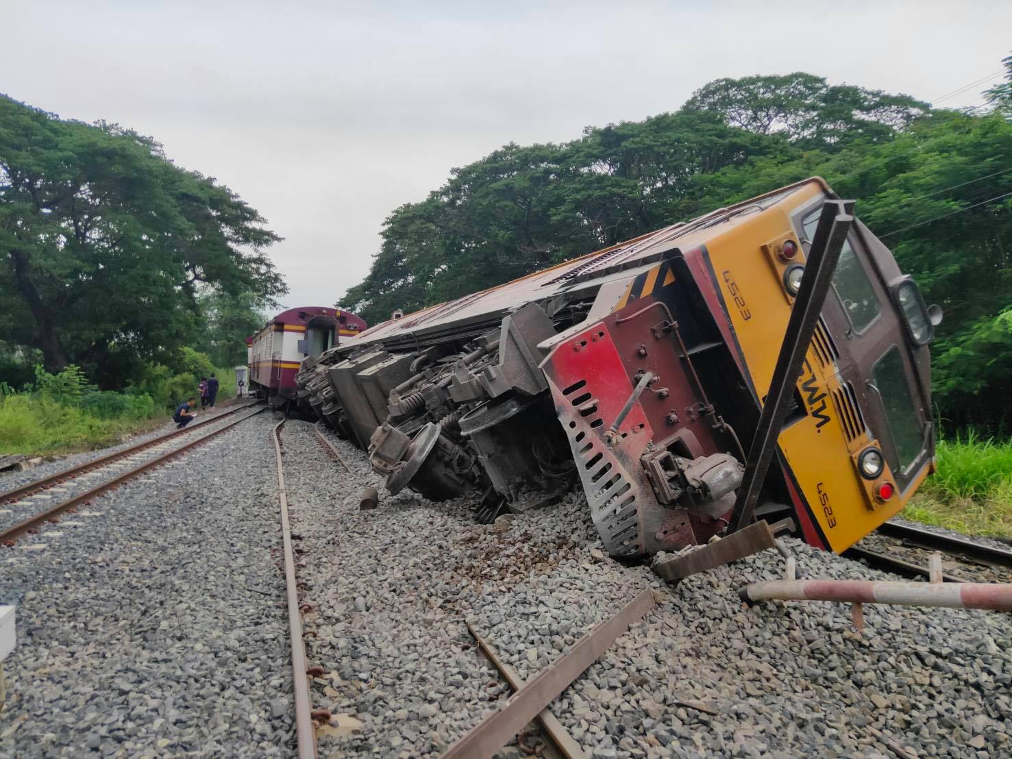 รถไฟสายเหนือหยุดบริการขบวนรถ “กทม.-พิษณุโลก” ตกรางรอกู้เสร็จตี 3 คืนนี้